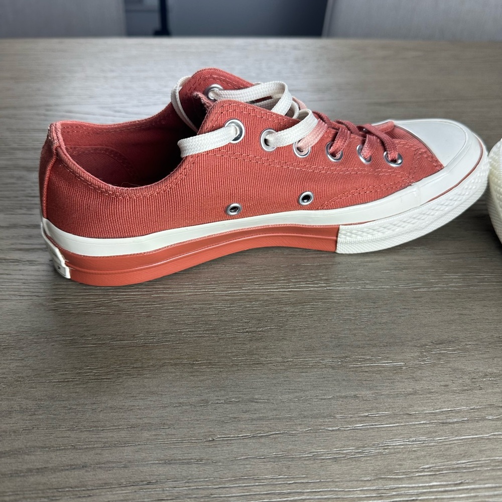 Converse Chuck Taylor OX Low All Star
Terra Cotta & White size 7.5 - Picture 4 of 6